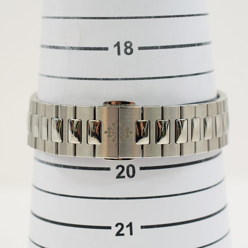 Patek Philippe Nautilus 5990/1A-011